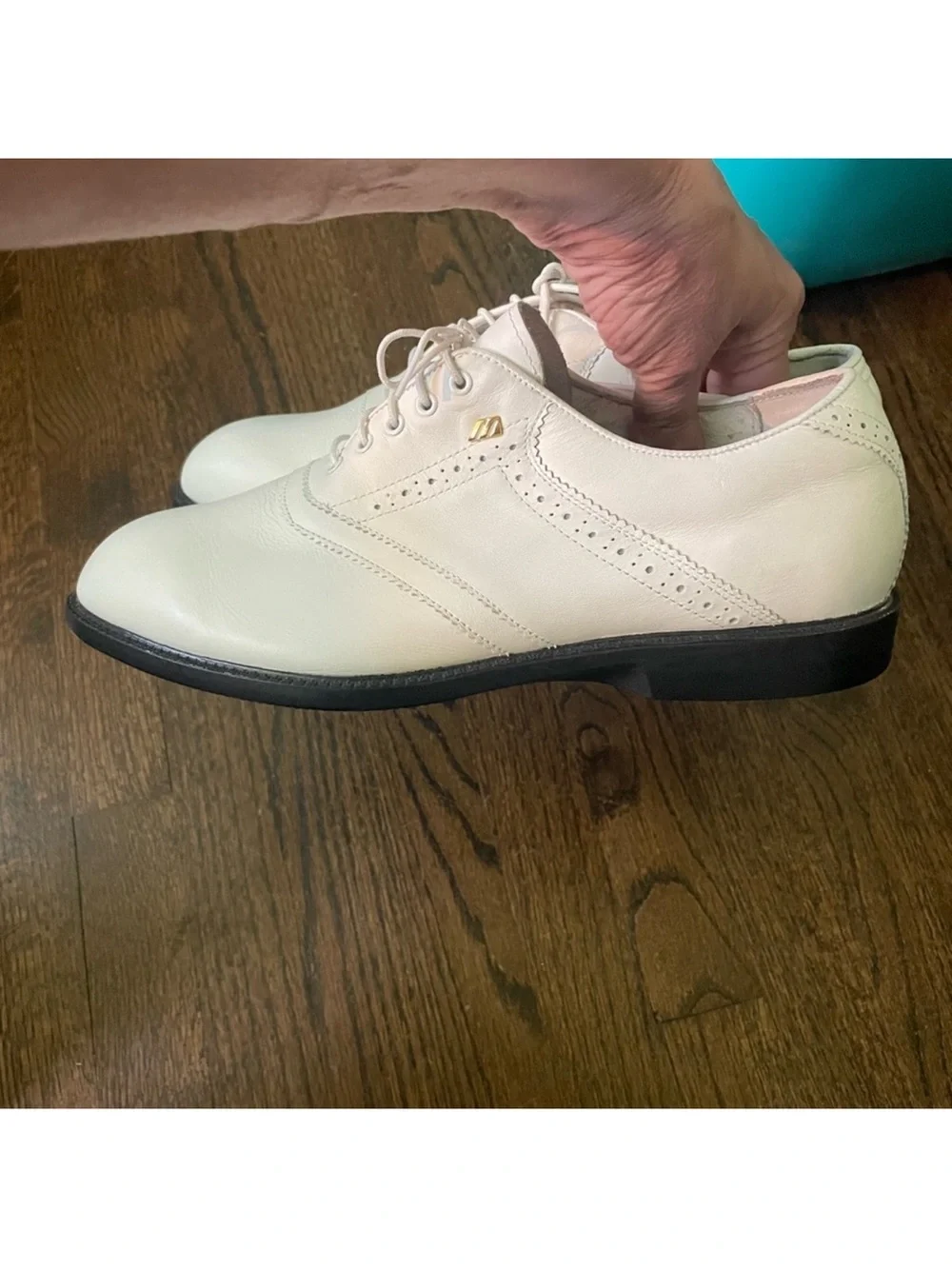 Classic White Leather Lace-Up Men’s golfing cleats. 10.5